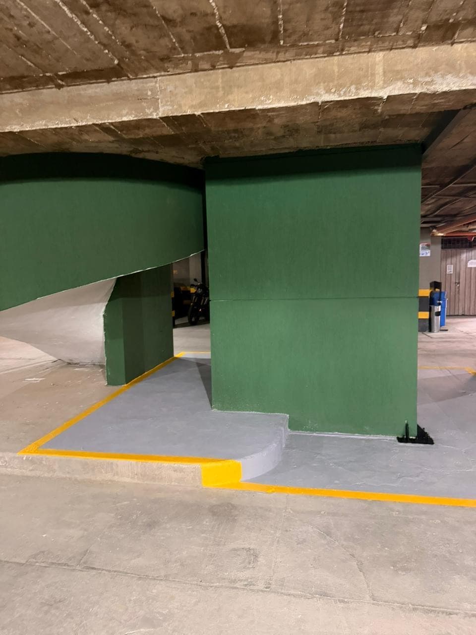 Puertas en acero inoxidable del ascensor instalado en el parqueadero del edificio La Quilla de la Armada de Colombia en Bogotá