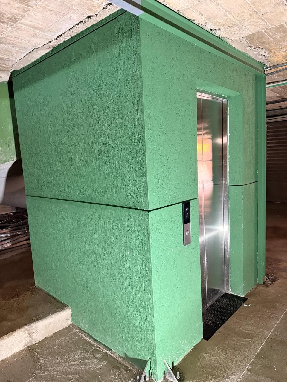 Ascensor con puerta abierta y cabina iluminada en uno de los niveles del edificio La Quilla de la Armada de Colombia