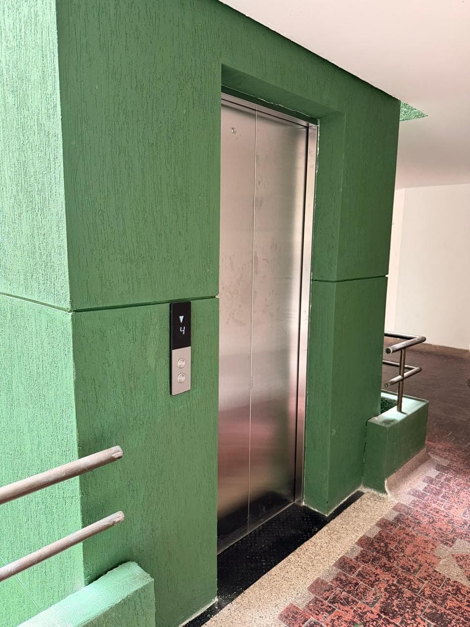 Puerta de piso del ascensor con botonera e indicador digital en el cuarto nivel del edificio La Quilla en Bogotá