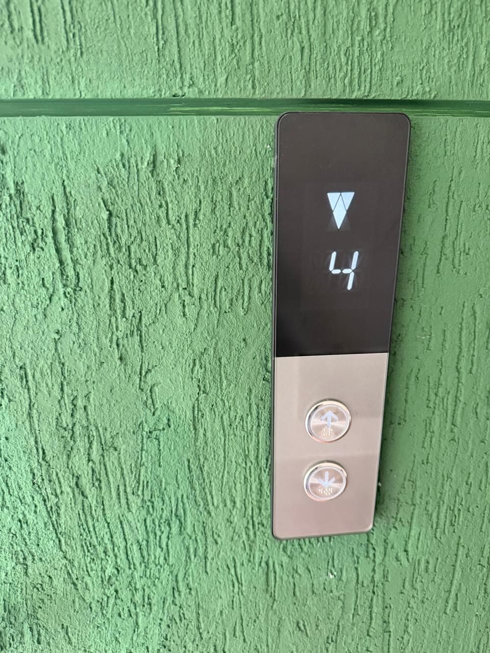 Detalle de la botonera de piso con indicador digital del ascensor del edificio La Quilla de la Armada de Colombia