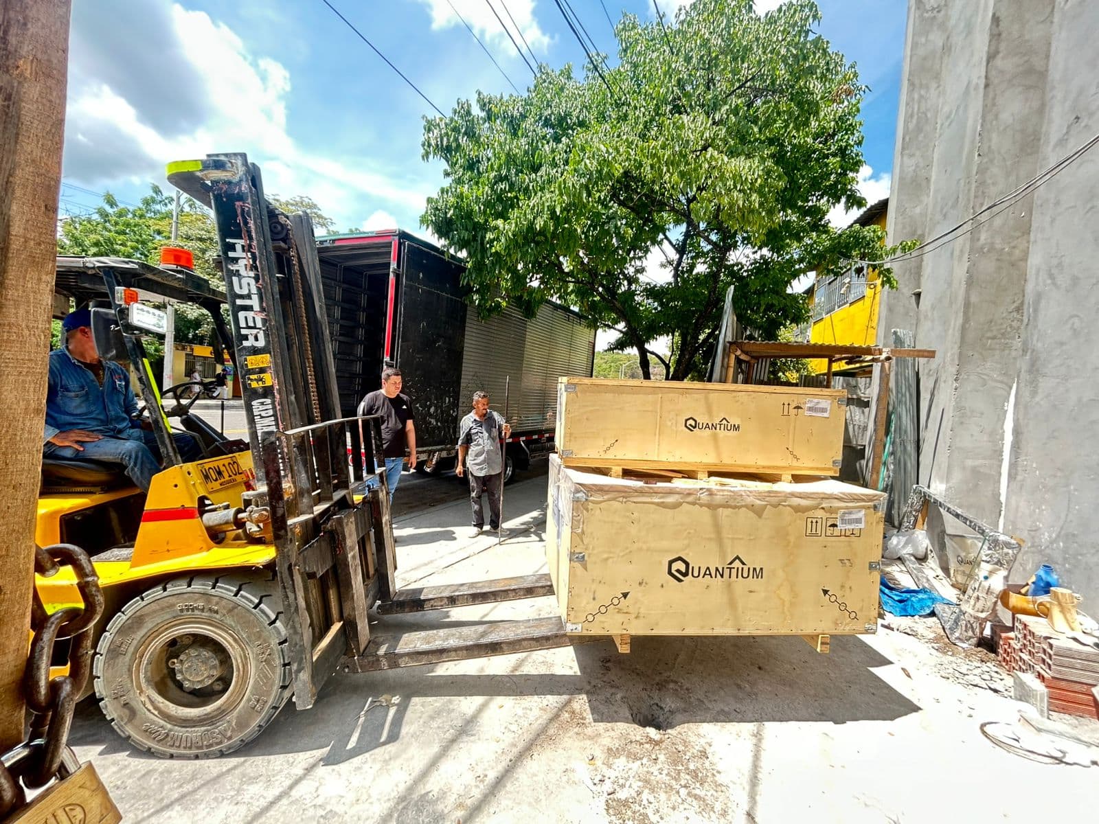 Montacargas descargando las cajas del ascensor Quantium en la obra de la sede de Médicos Laborales en Neiva