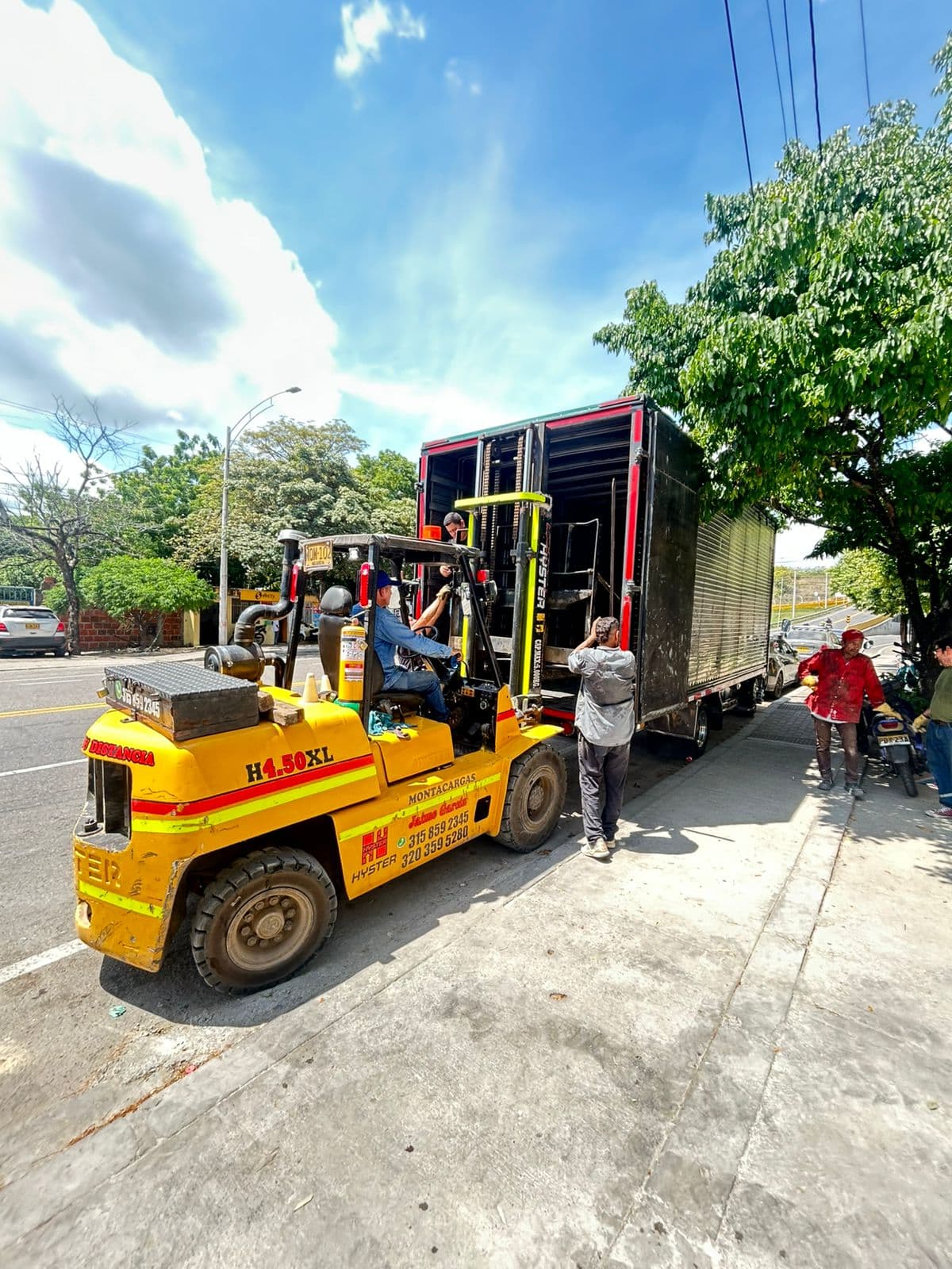 Montacargas retirando el equipo del camión durante la llegada del ascensor a la obra en Neiva