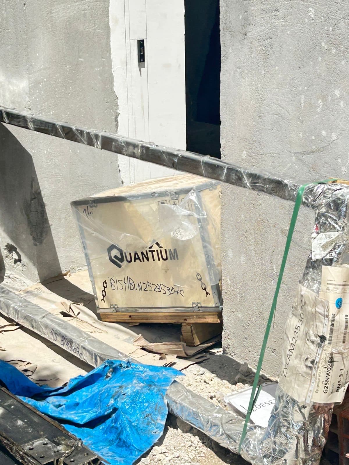 Caja de embalaje con la marca Quantium del ascensor recibida en la obra de Médicos Laborales en Neiva