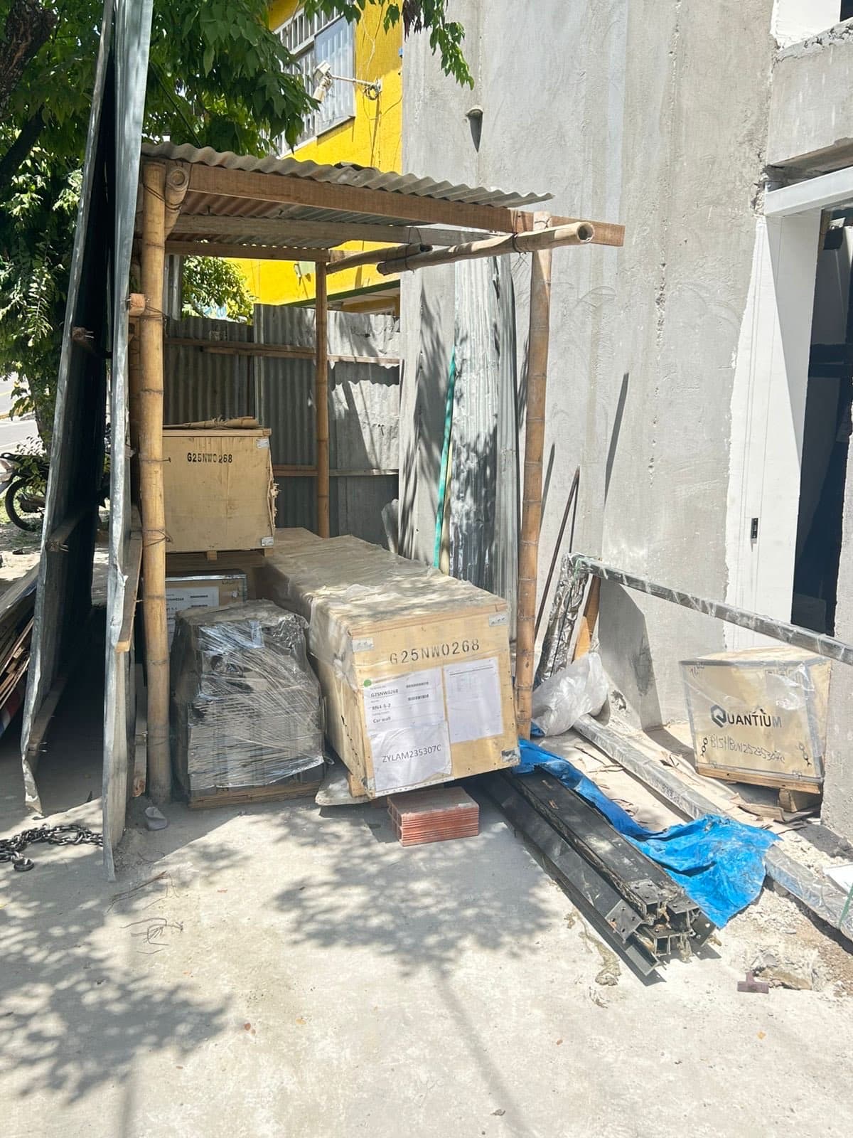 Componentes del ascensor embalados y almacenados en la zona de acopio de la obra en Neiva