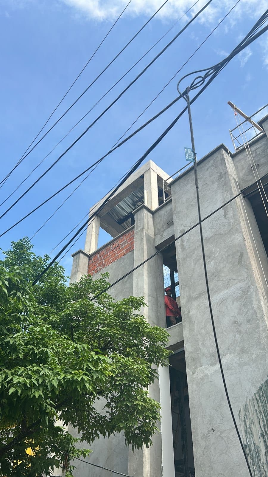 Fachada del edificio de Médicos Laborales en construcción con el hueco del ascensor en la parte superior