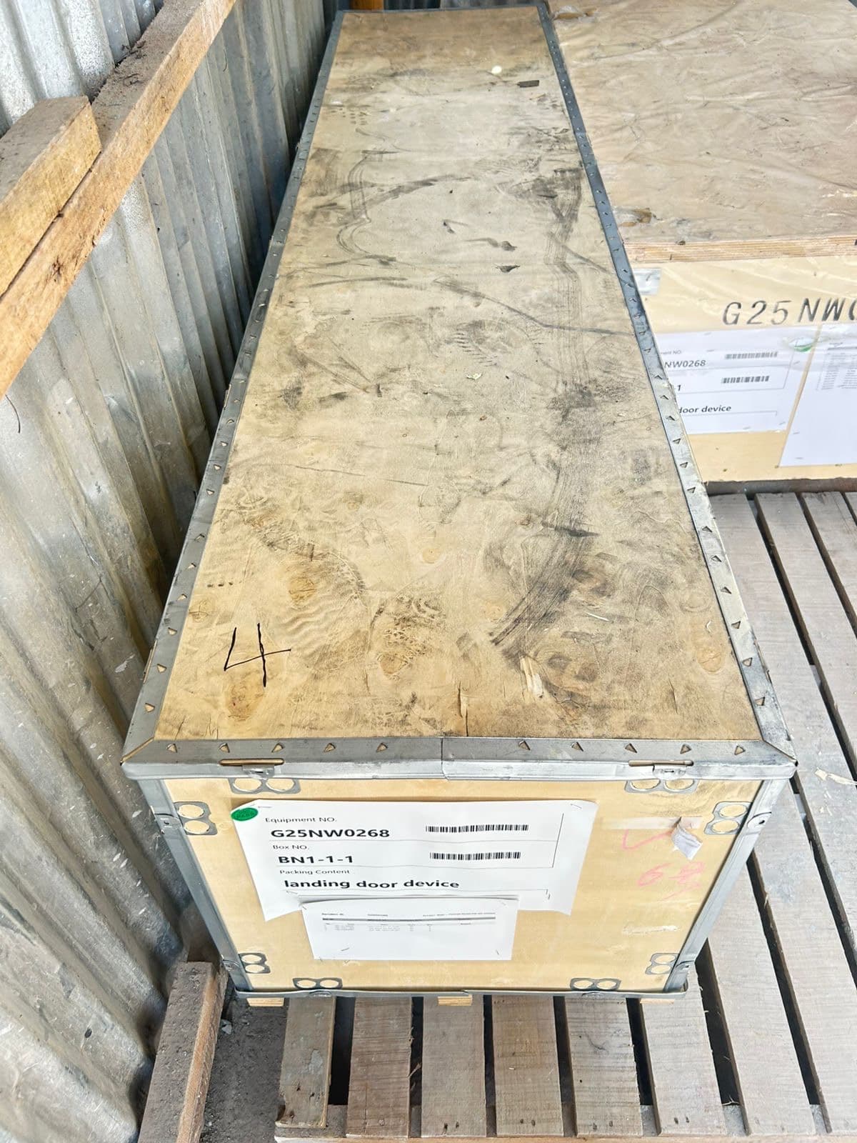 Cajas de puertas de piso del ascensor identificadas y listas para el montaje en la obra de Neiva