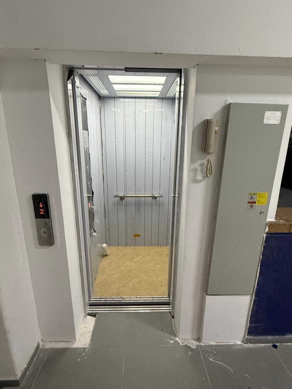 Cabina del ascensor con puertas abiertas e iluminación instalada en el Aeropuerto Vanguardia de Villavicencio