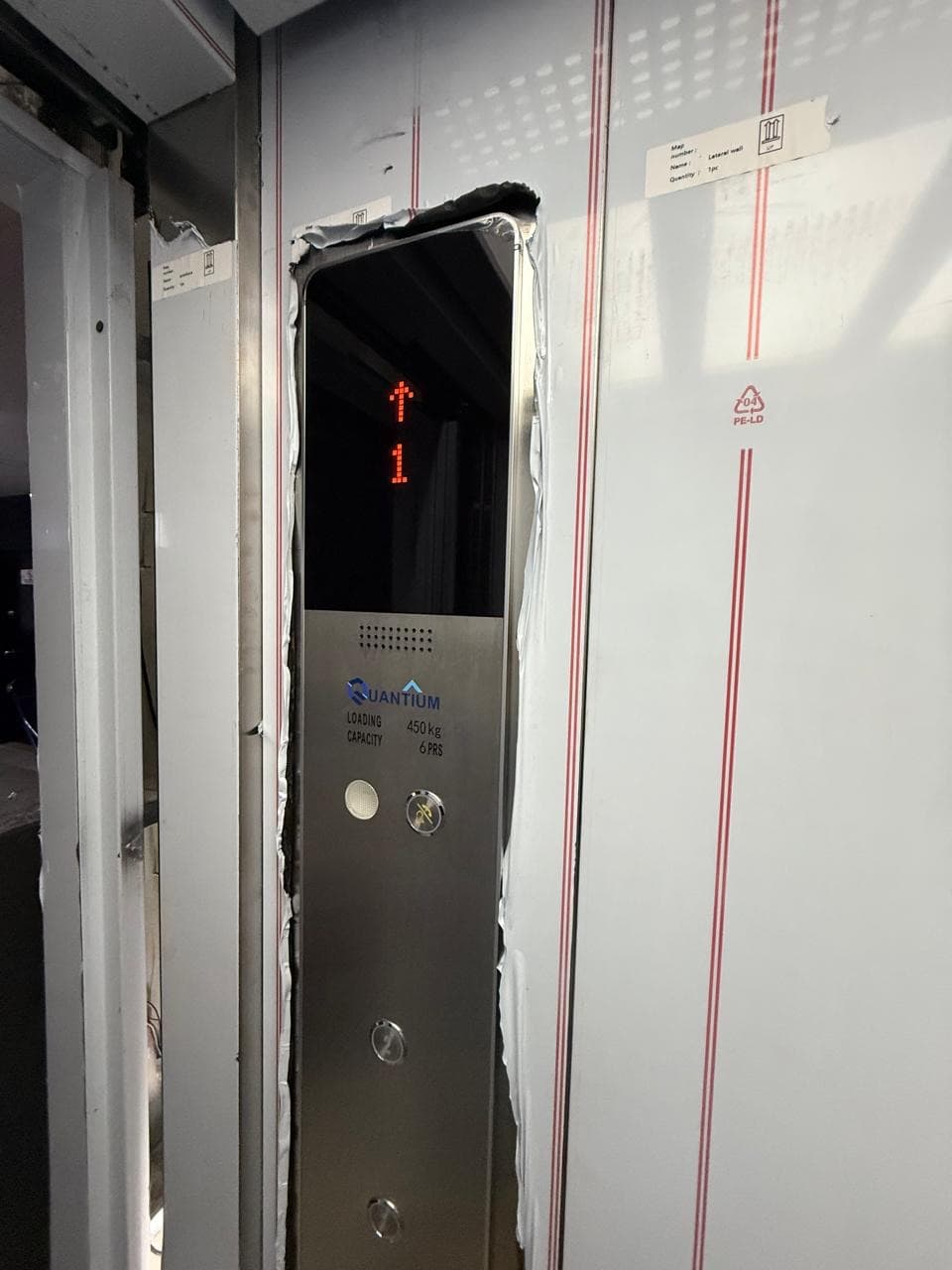 Botonera de piso marca Quantium con indicador digital recién instalada en el Aeropuerto Vanguardia