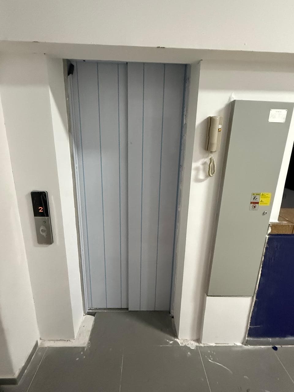 Puertas de piso del ascensor instaladas con botonera e indicador de nivel en el Aeropuerto Vanguardia de Villavicencio