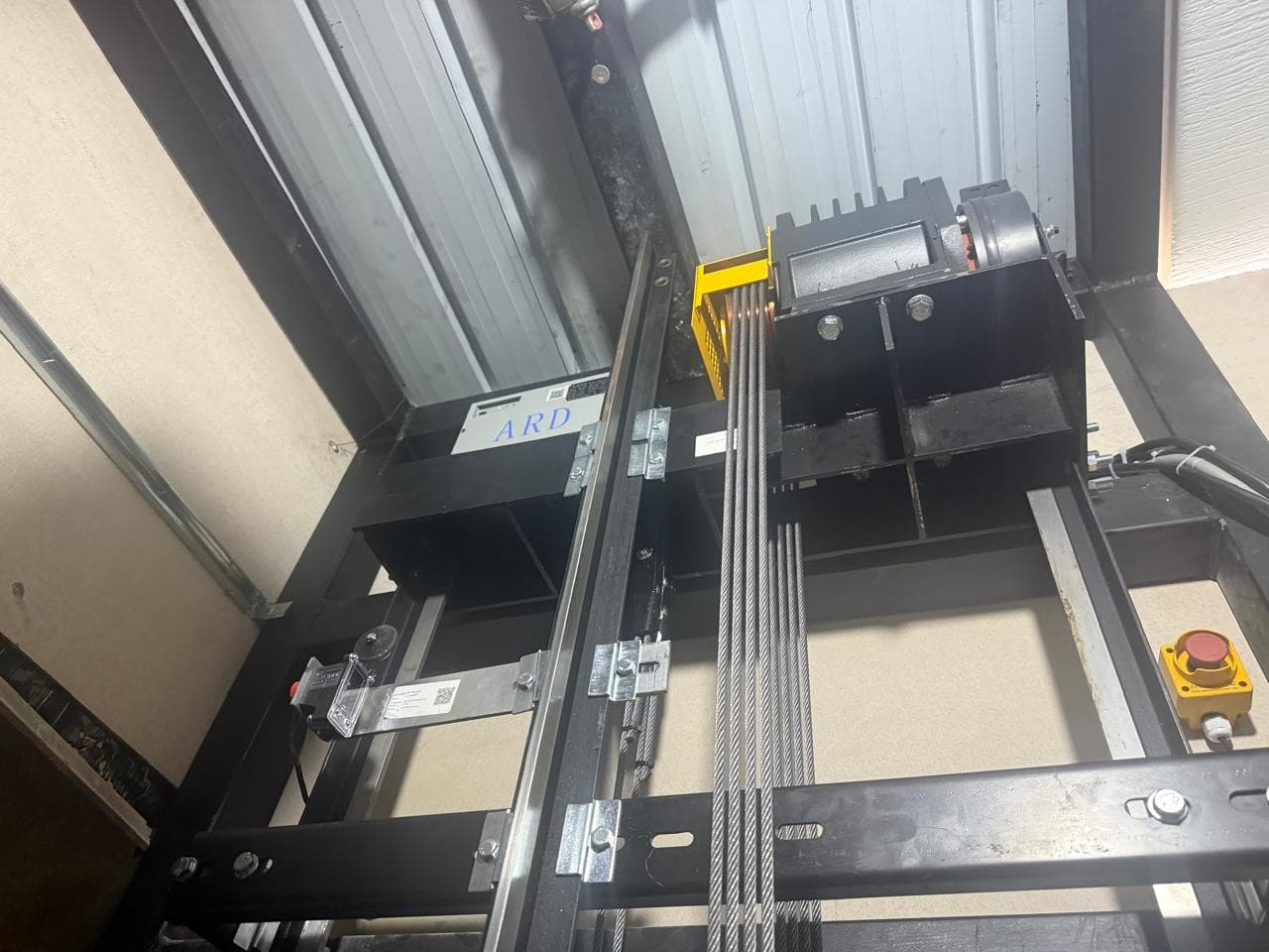 Sistema de rescate automático ARD y cables de tracción del ascensor en el Aeropuerto Vanguardia de Villavicencio
