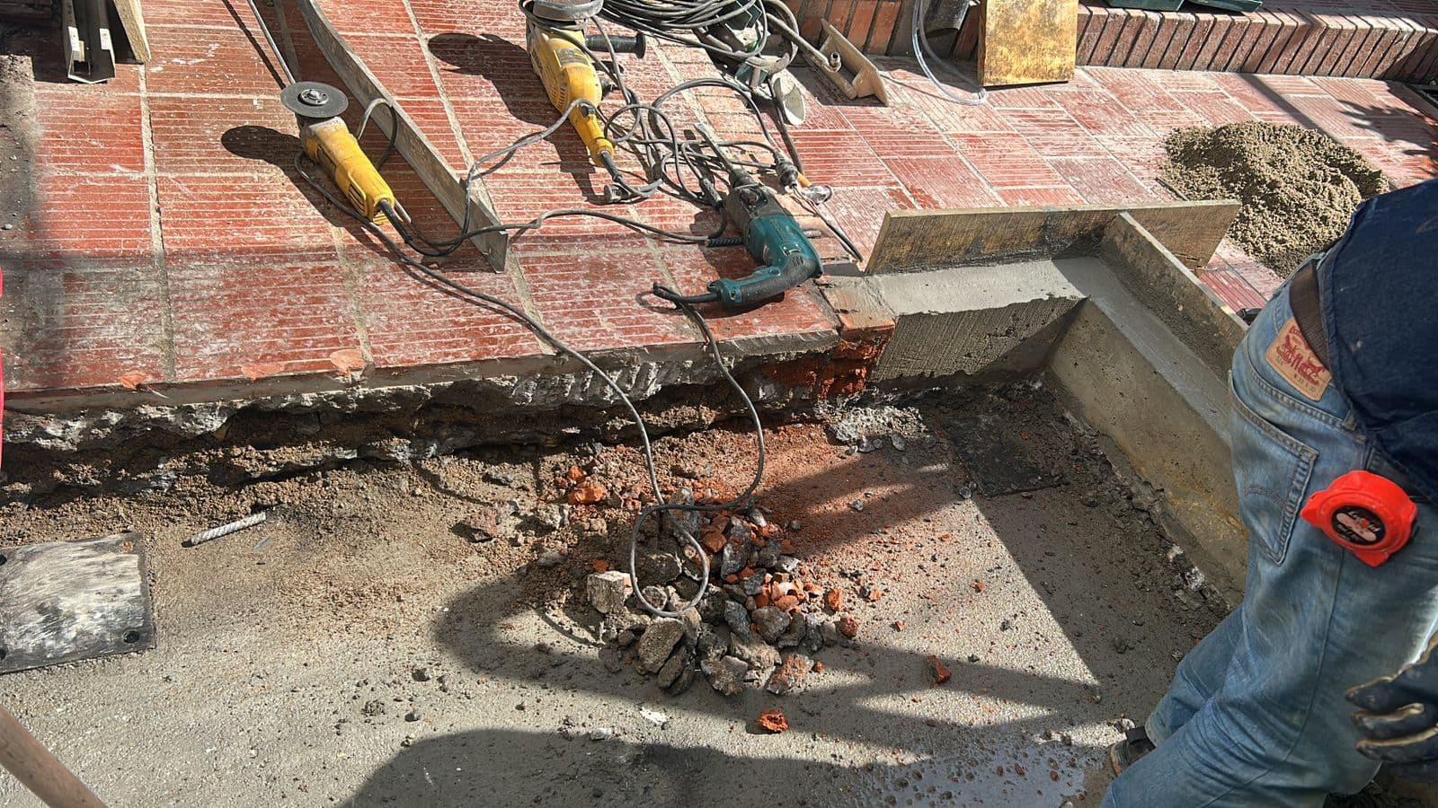 Excavación del foso del elevador hidráulico con herramientas de obra en la sede de Ocaña