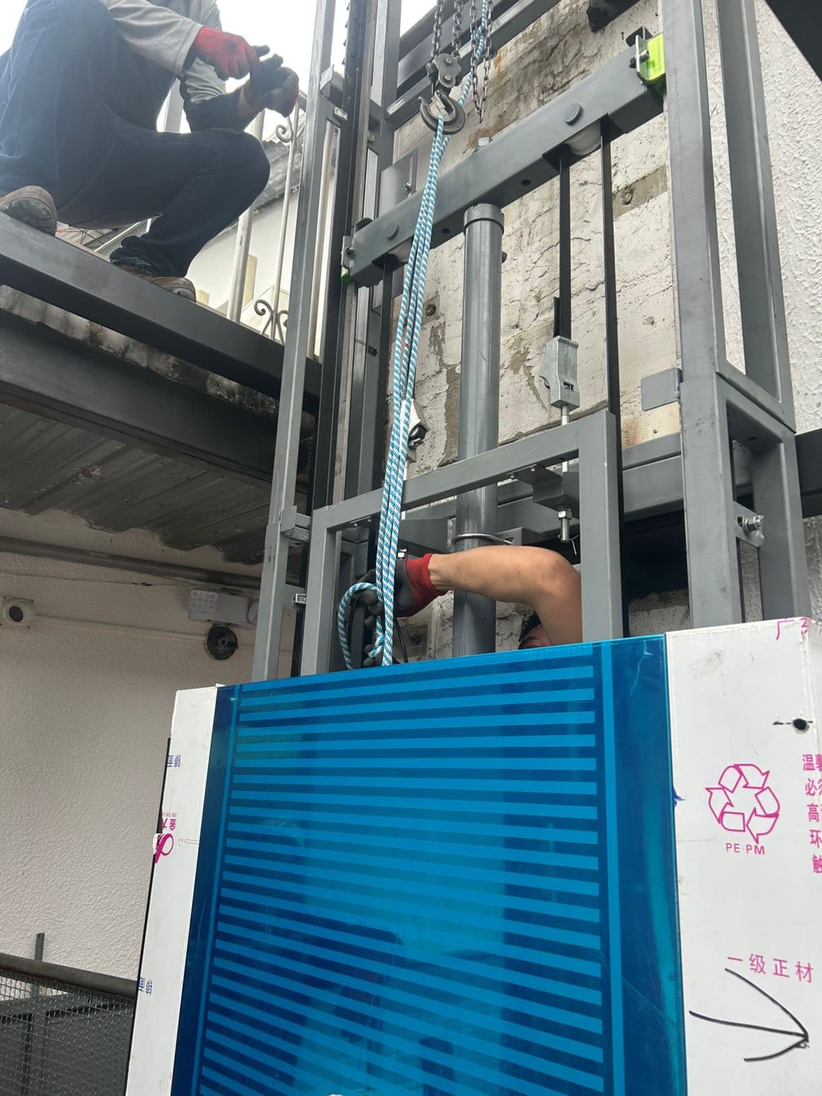 Montaje del pistón y la estructura del elevador hidráulico con la cabina protegida durante la instalación en Ocaña