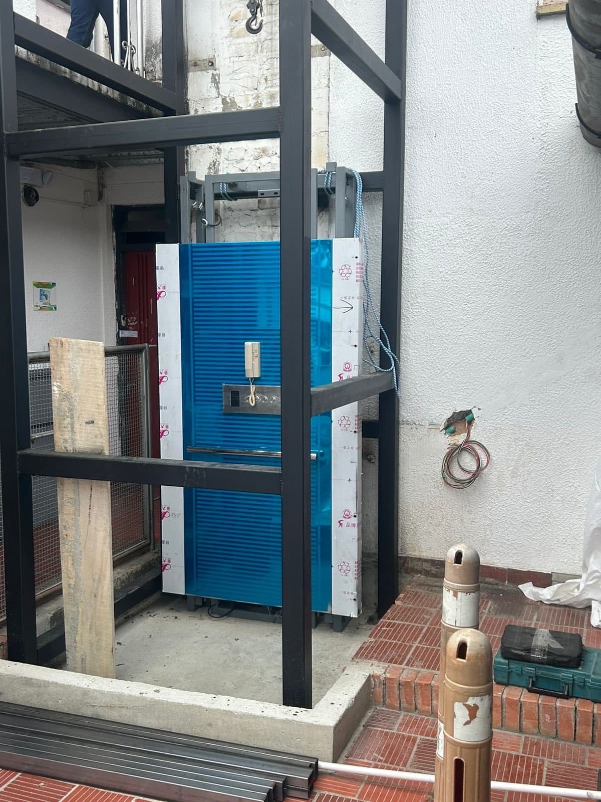 Cabina del elevador con protección de fábrica montada dentro de la estructura metálica en la sede de Ocaña