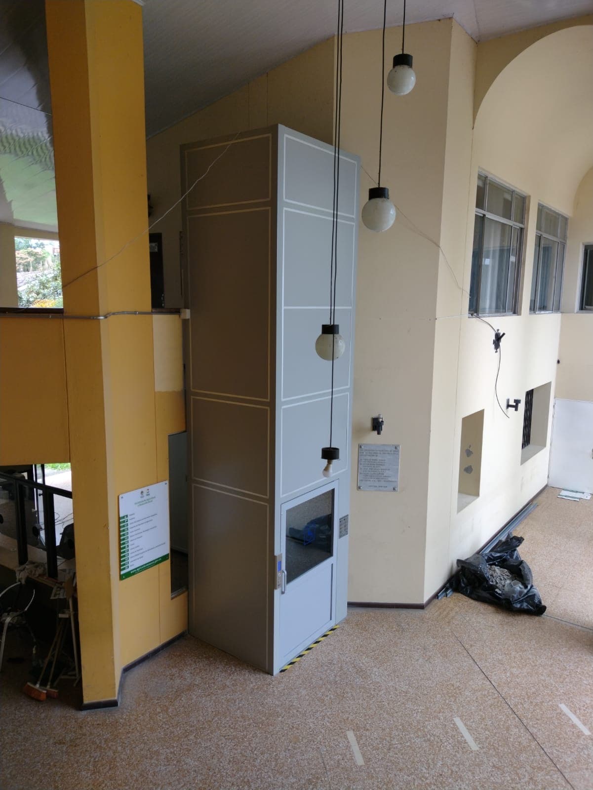Vista general de la torre de la plataforma vertical de accesibilidad instalada en el hall de la Gobernación del Cauca