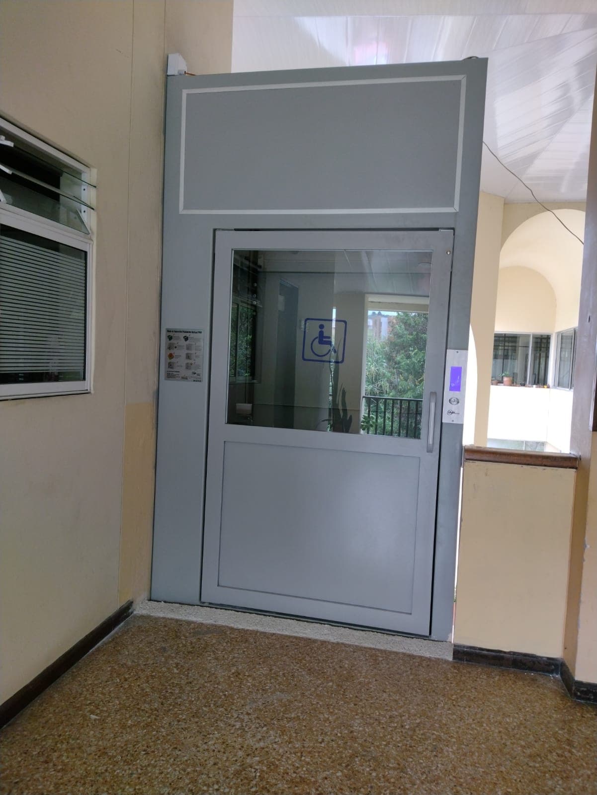 Acceso a la plataforma vertical en el piso superior de la Gobernación del Cauca con símbolo de accesibilidad