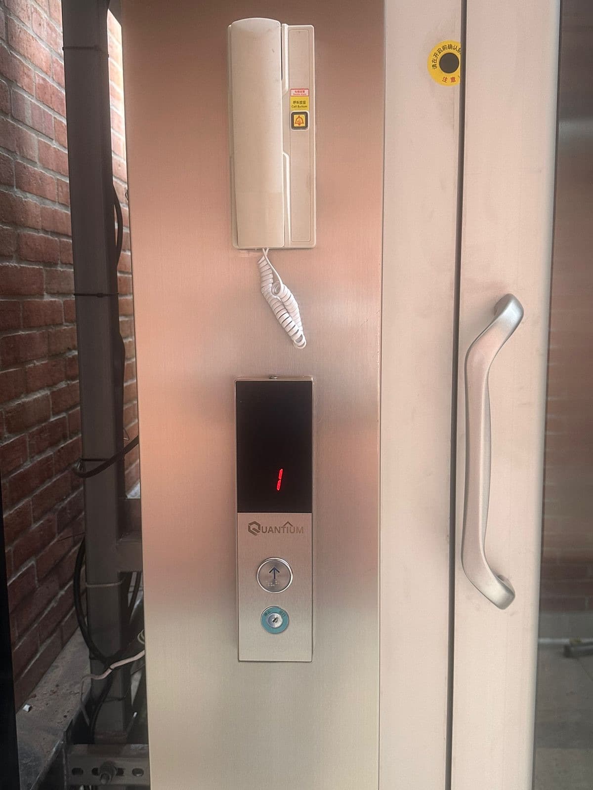 Plataforma vertical de accesibilidad en acero inoxidable con puerta de vidrio instalada en el SENA de La Plata