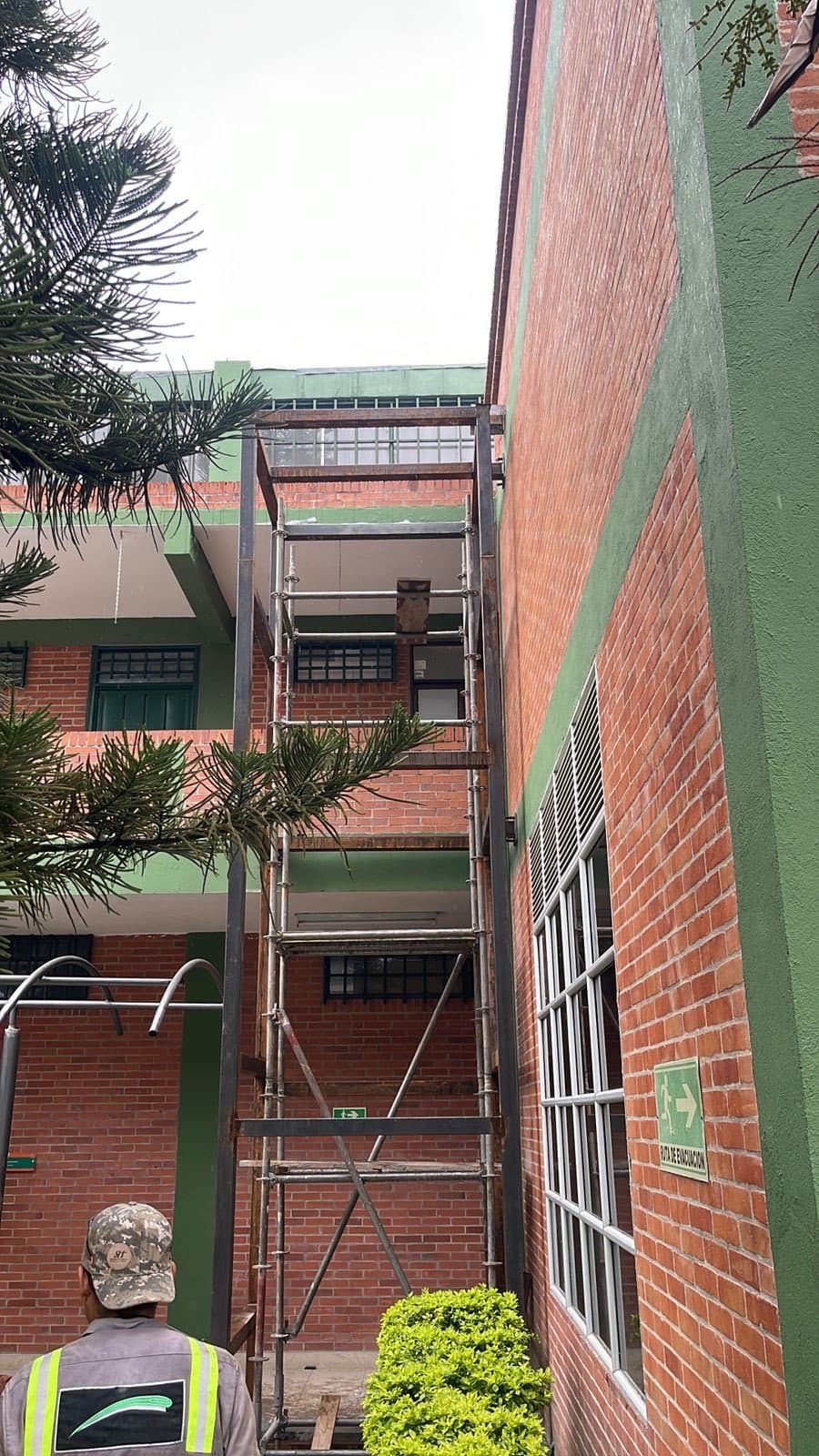 Andamio y estructura metálica del foso de la plataforma durante la etapa de obra en el SENA de La Plata