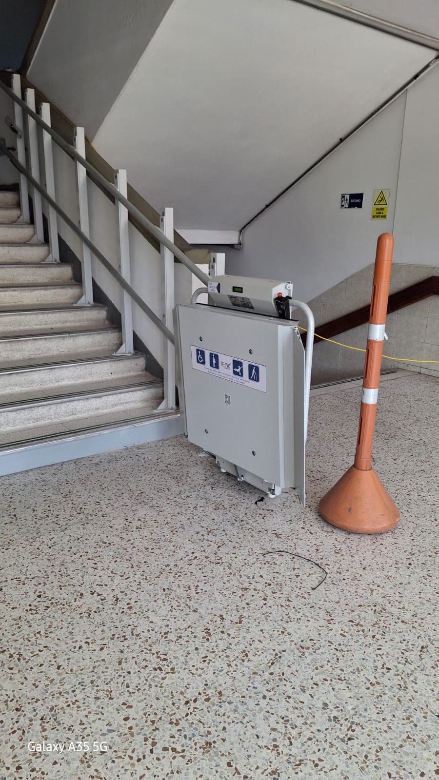 Plataforma salvaescaleras con la bandeja y el control de mando desplegados en el SENA Regional Atlántico