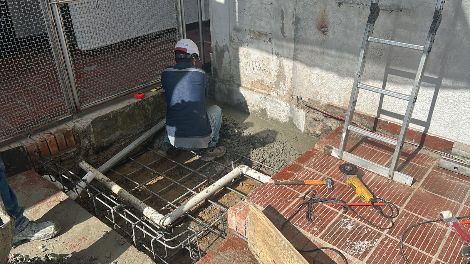 Técnico de Quantium realizando mantenimiento preventivo en ascensor